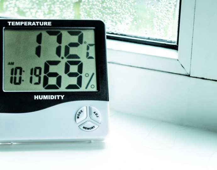 Hygrometer geeft hoge luchtvochtigheid in huis aan