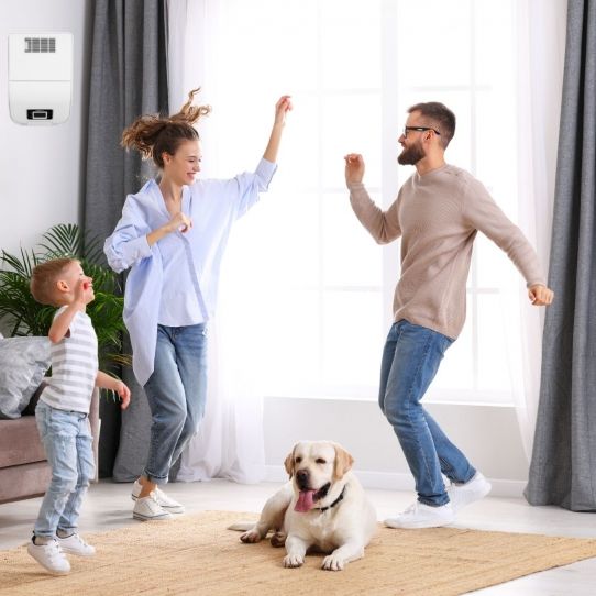 Gezin danst in de woonkamer