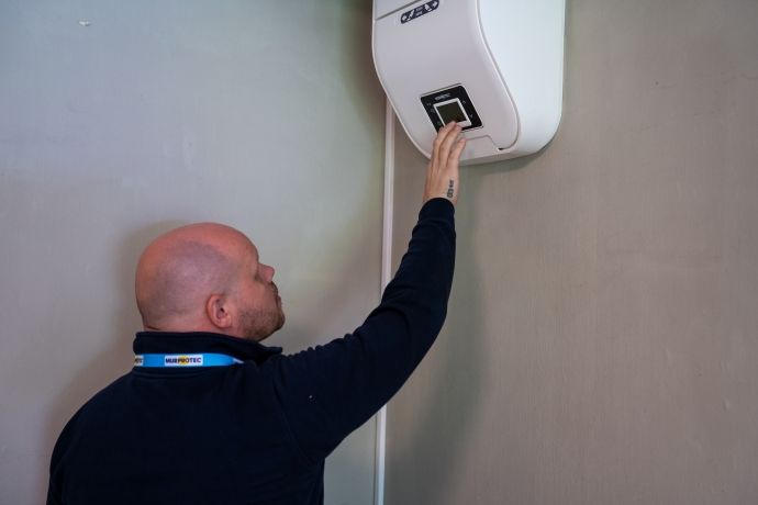 Een Murprotec CTA-systeem hangt aan de muur 