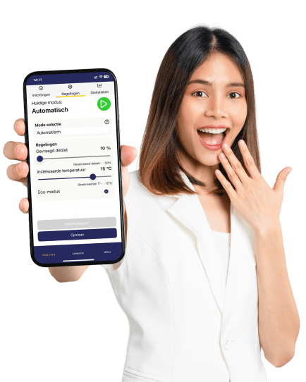 Vrouw houdt een smartphone vast met de My Murprotec-app 