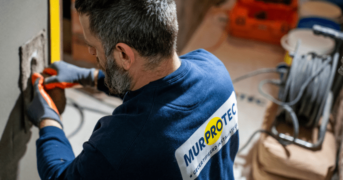 Een vochtspecialist van Murprotec dicht een kelder af