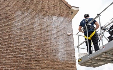 Een Murprotec Pro impregneert de gevel met de MurproAqua Crème