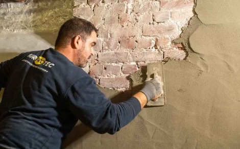 Een Murprotec-vochtspecialist maakt een kelder waterdicht. 
