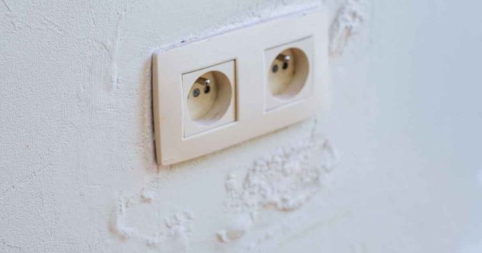 Vochtige muur rond het stopcontact