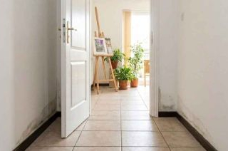 Vochtplekken op de muur door optrekkend vocht