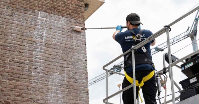 Een Murprotec-vochtexpert impregneert de gevel met vochtafstotend middel 