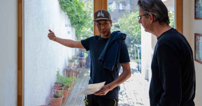 Een Murprotec-vochtspecialist geeft uitleg over vochtbestrijding aan een klant 