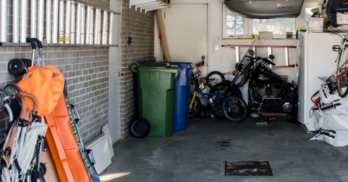 Vochtplekken op de garagemuur 