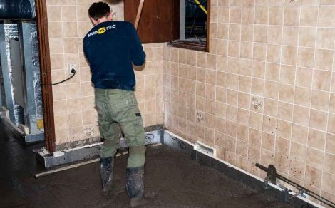 Een Murprotec-vochtexpert brengt een drainagesysteem aan