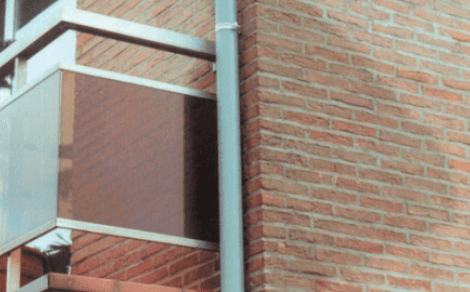 Doorslaand vocht laat een grote vochtvlek achter op de hoek van een gevel