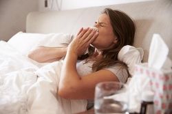 Vrouw snuit al liggend in bed haar neus